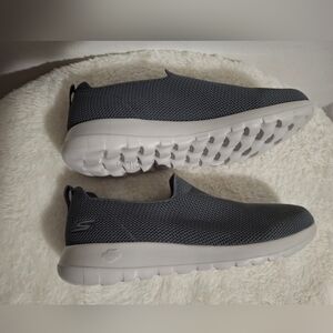 Men's Skechers Go Walk Max Gray and White Sneakers  Size 10.5.